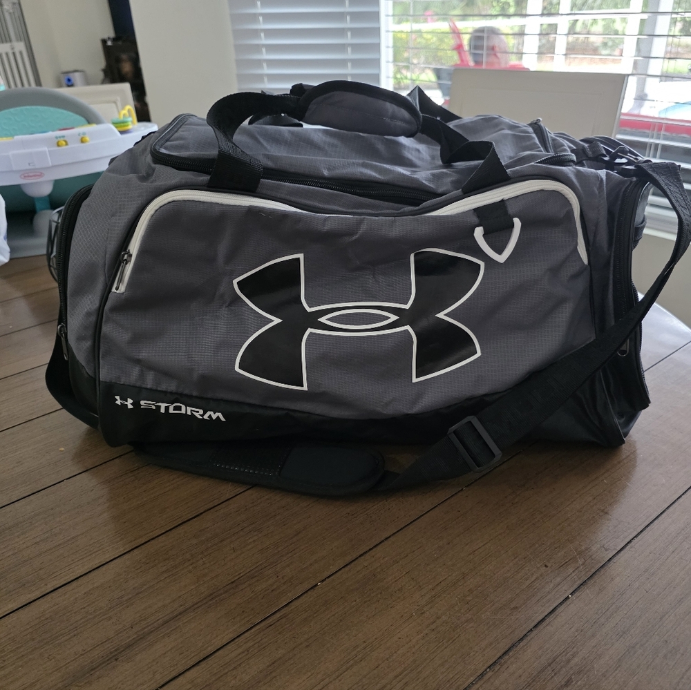 Under Armour Duffel Bag Gray & Black Gym Bag ** EUC!! **